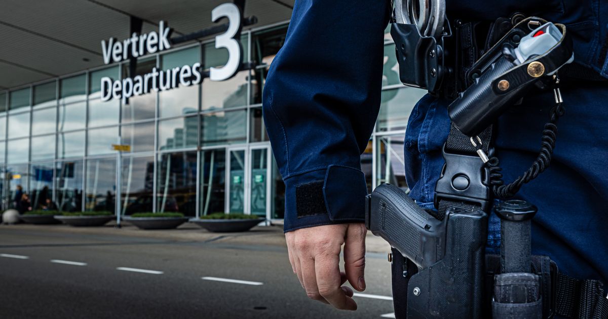 18-jarige man met vuurwapen aangehouden op Schiphol Plaza