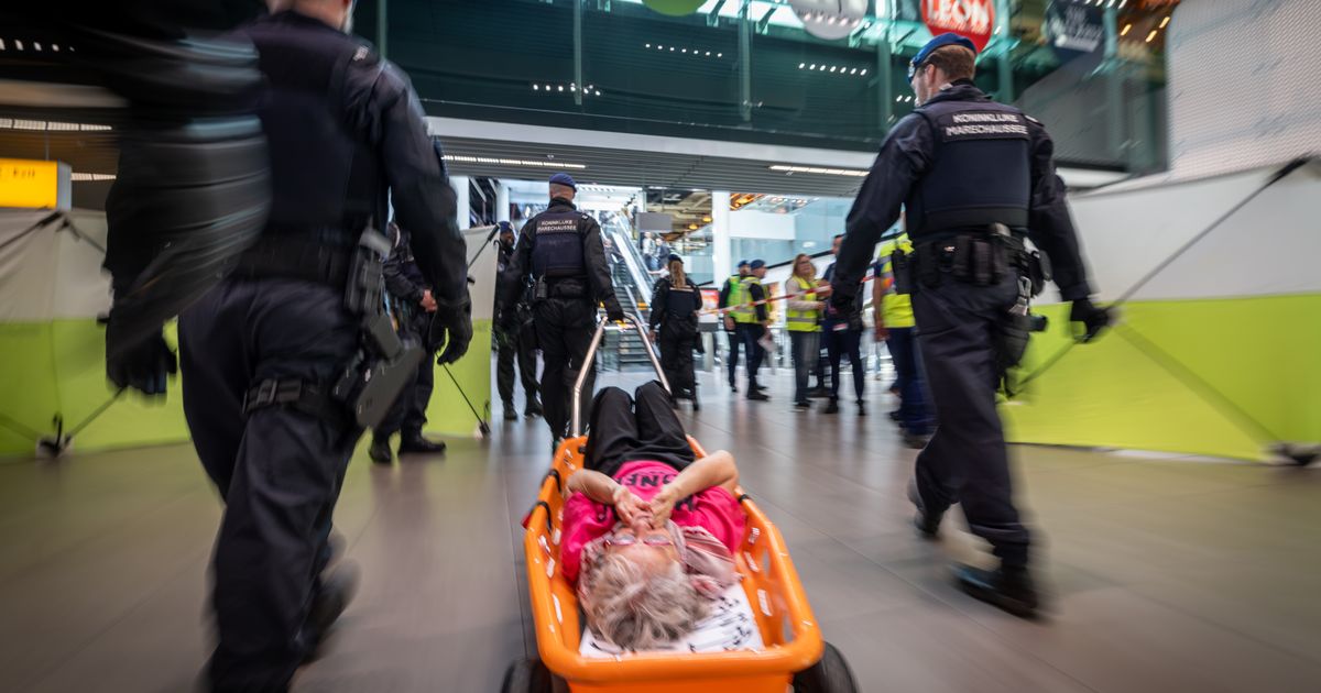 32 personen aangehouden bij demonstratie op Schiphol